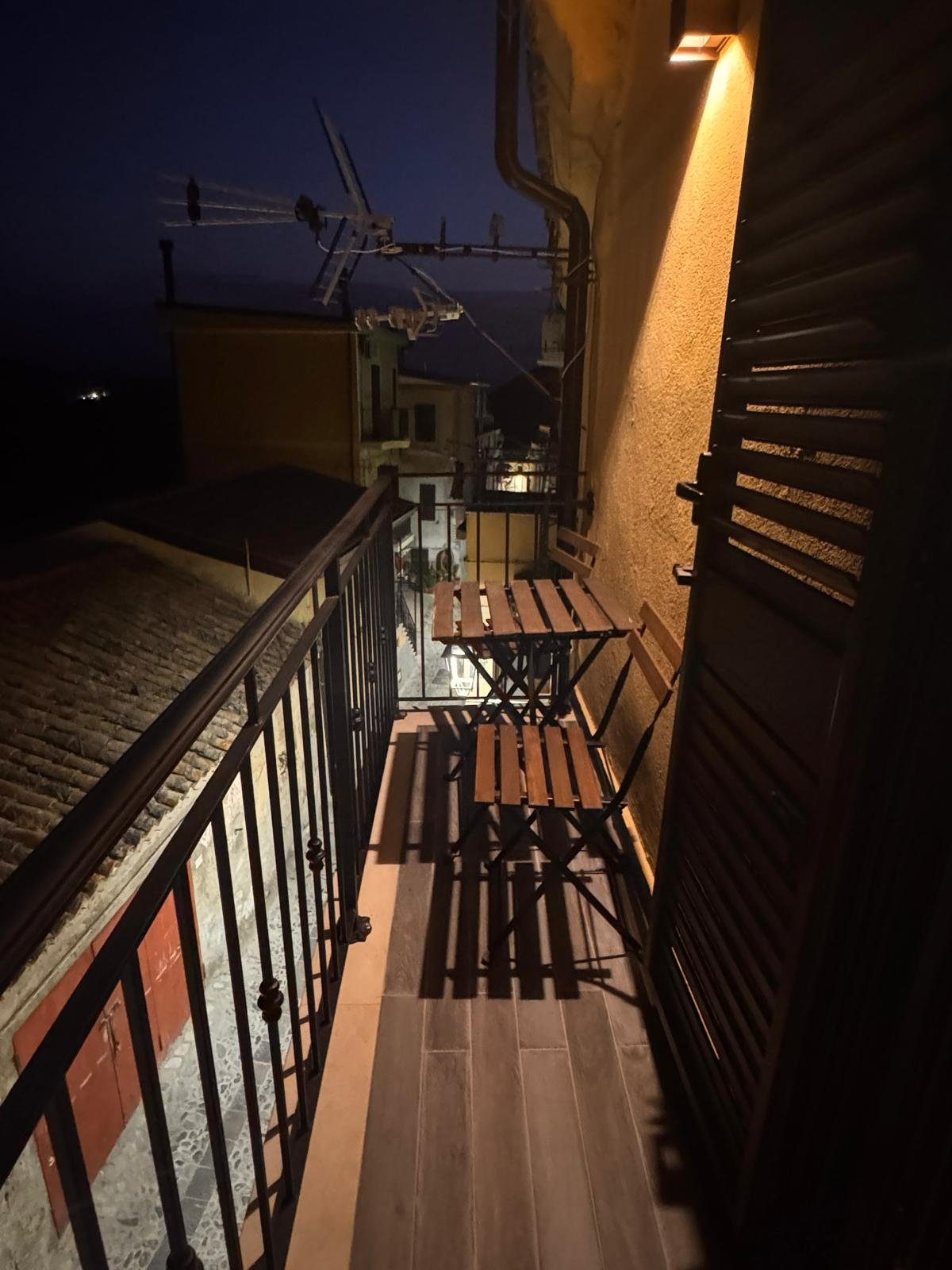 Camera Vallo — il balconcino sul borgo